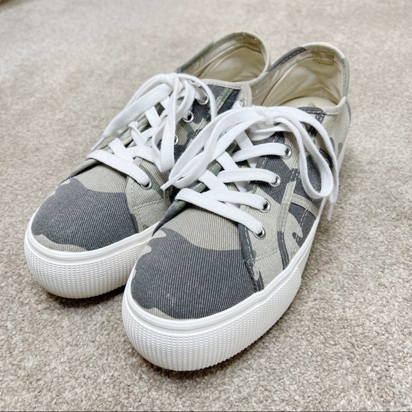 Steve Madden Emmi Camo Platform Sneaker - Picture 3 of 6